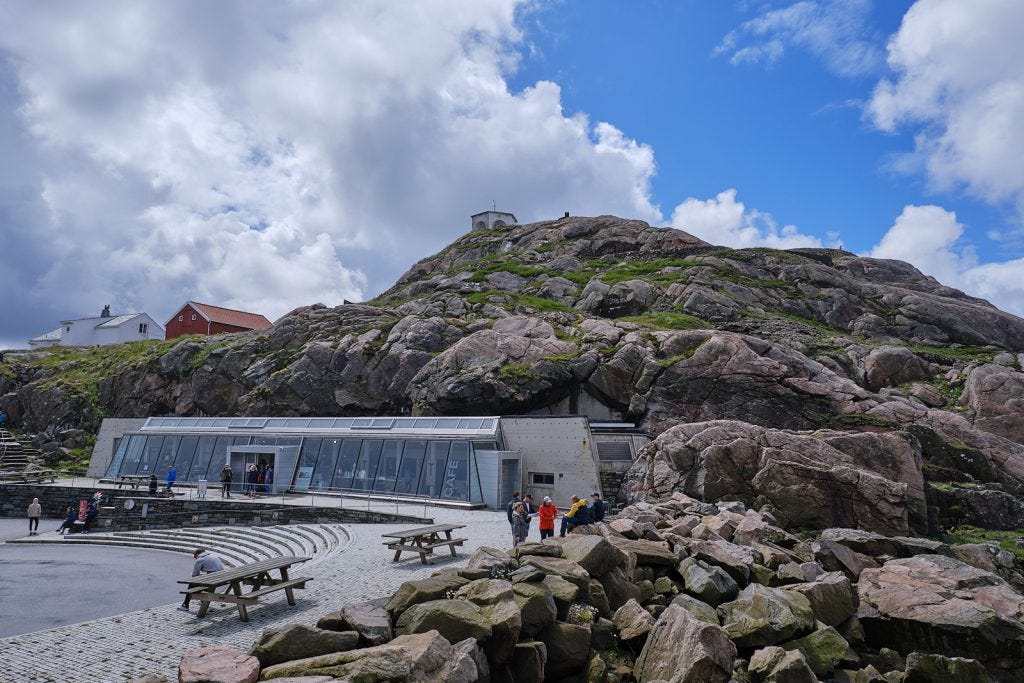 Lindesnes Lighthouse — Armed with a superzoom and difficult 24mm 11