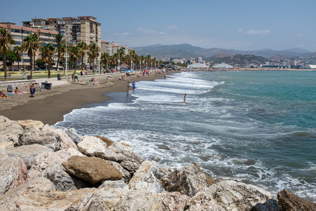 The beach was long, but the water wasn't very clear and there was a lot of garbage, like pieces of plastic and bird feathers. Still, it was pretty crowded and didn't stop us from going into the water.