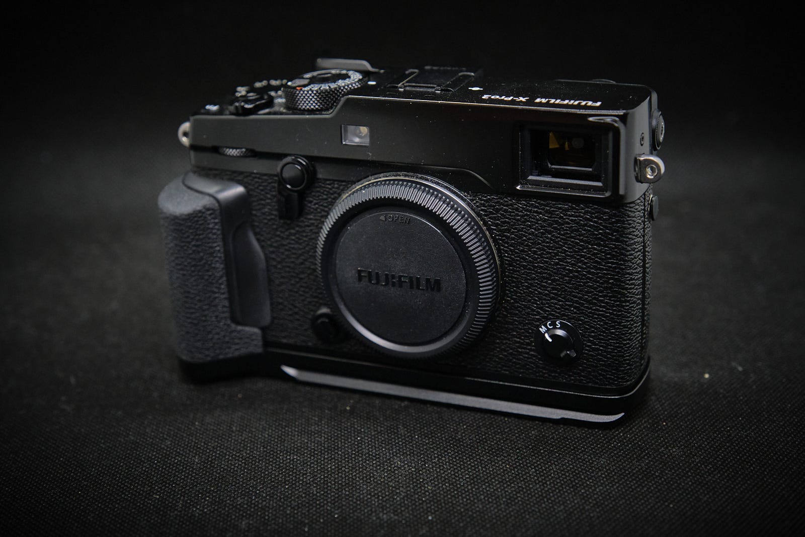 The X-Pro2 stayed a bit longer, but the lack of a separate ISO-dial and the lack of articulating screen on the back made me sell it.